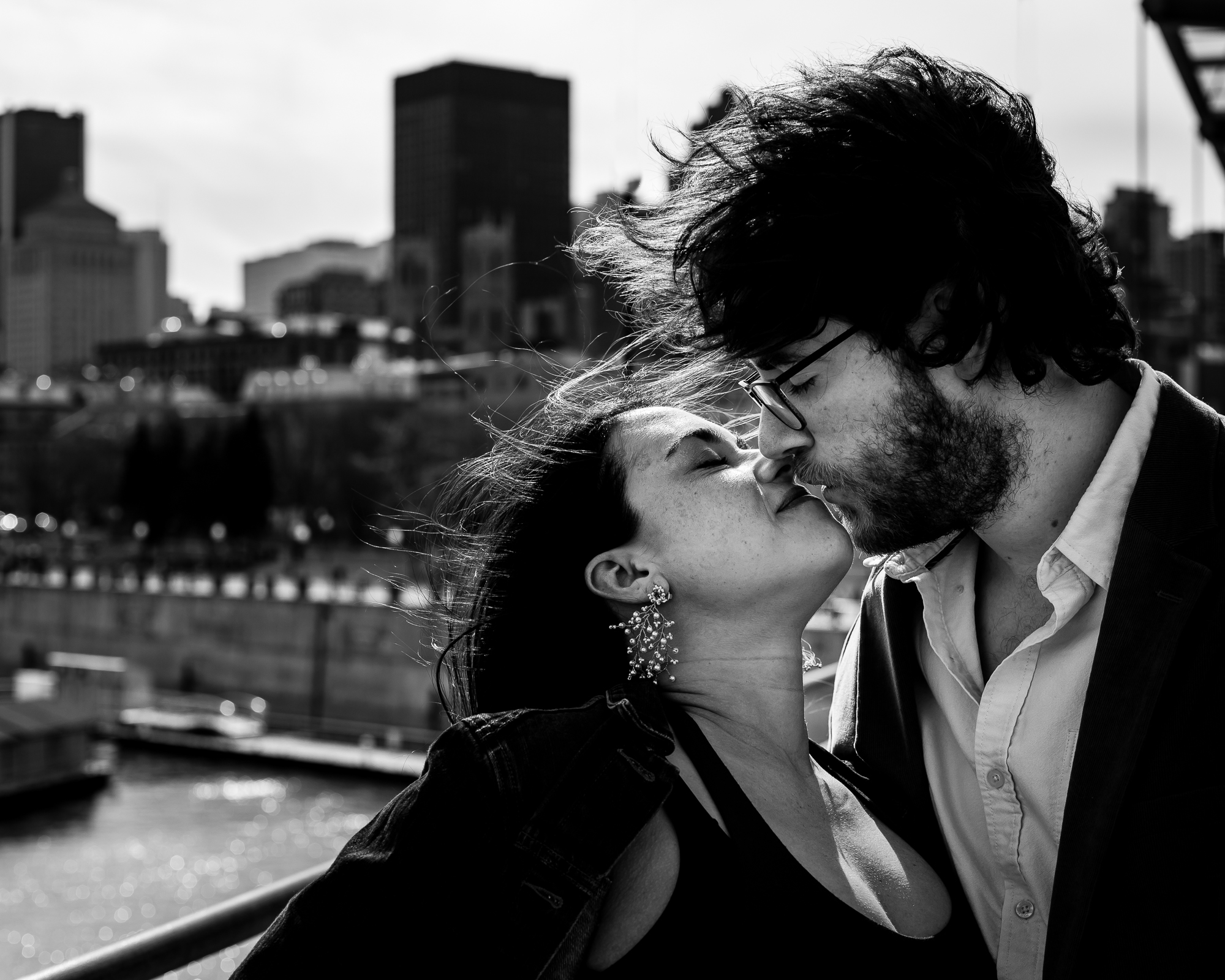 Couple qui s'embrasse devant les bâtiments de Montréal