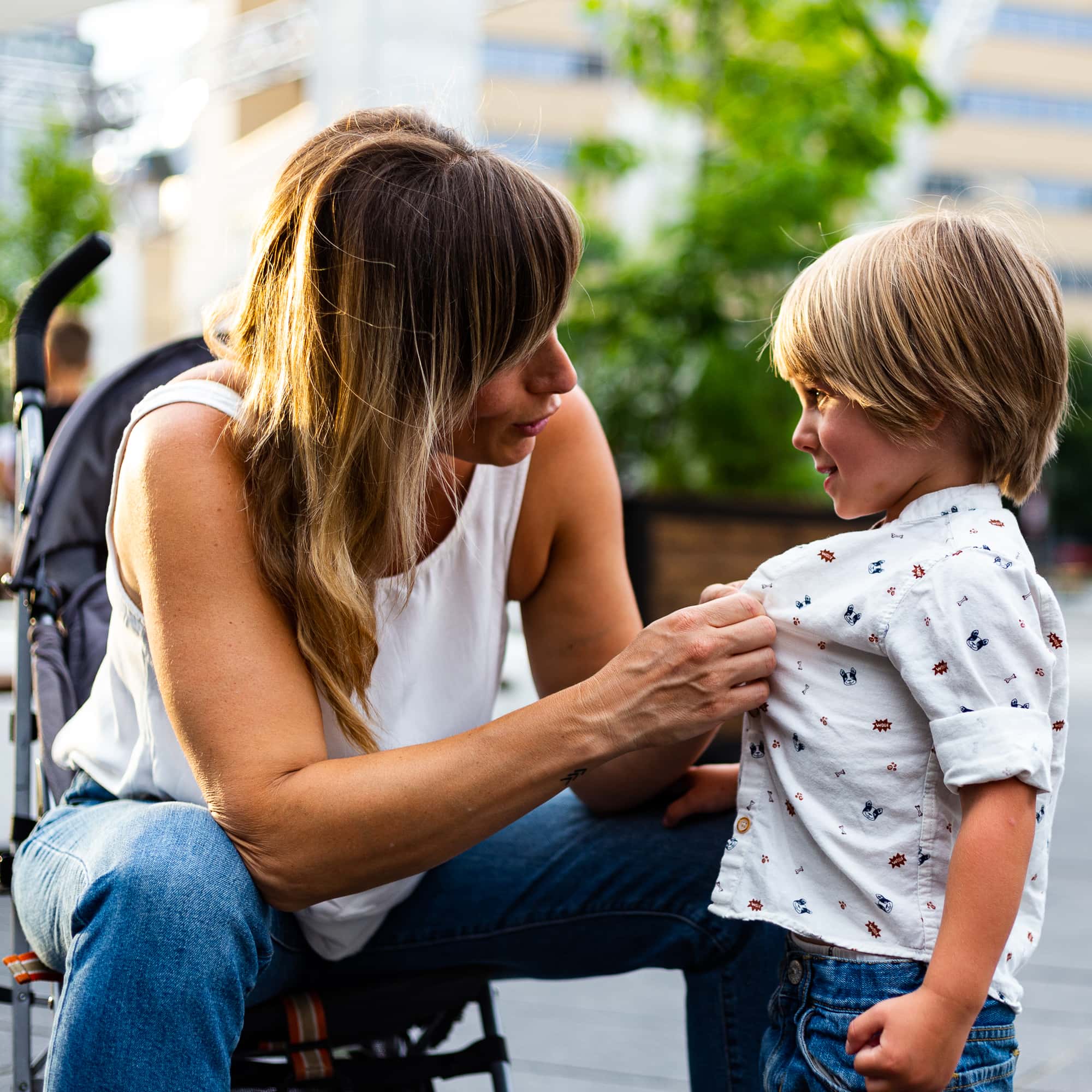 Mère attache chemise de son garçon