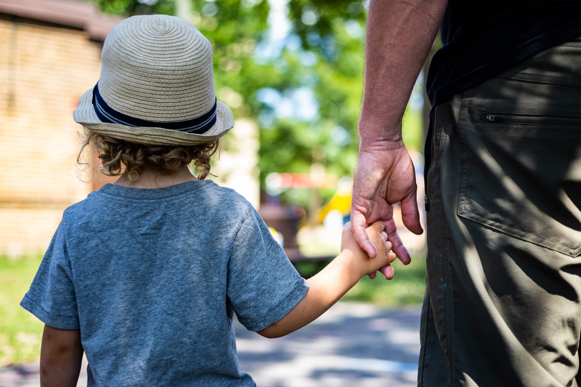 Père et fils se tiennent la main, de dos