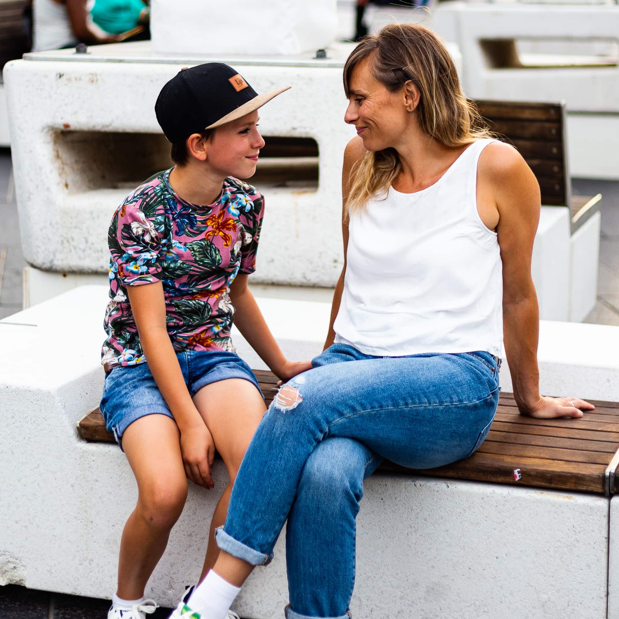 Pré-ado et sa mère qui se regardent en souriant