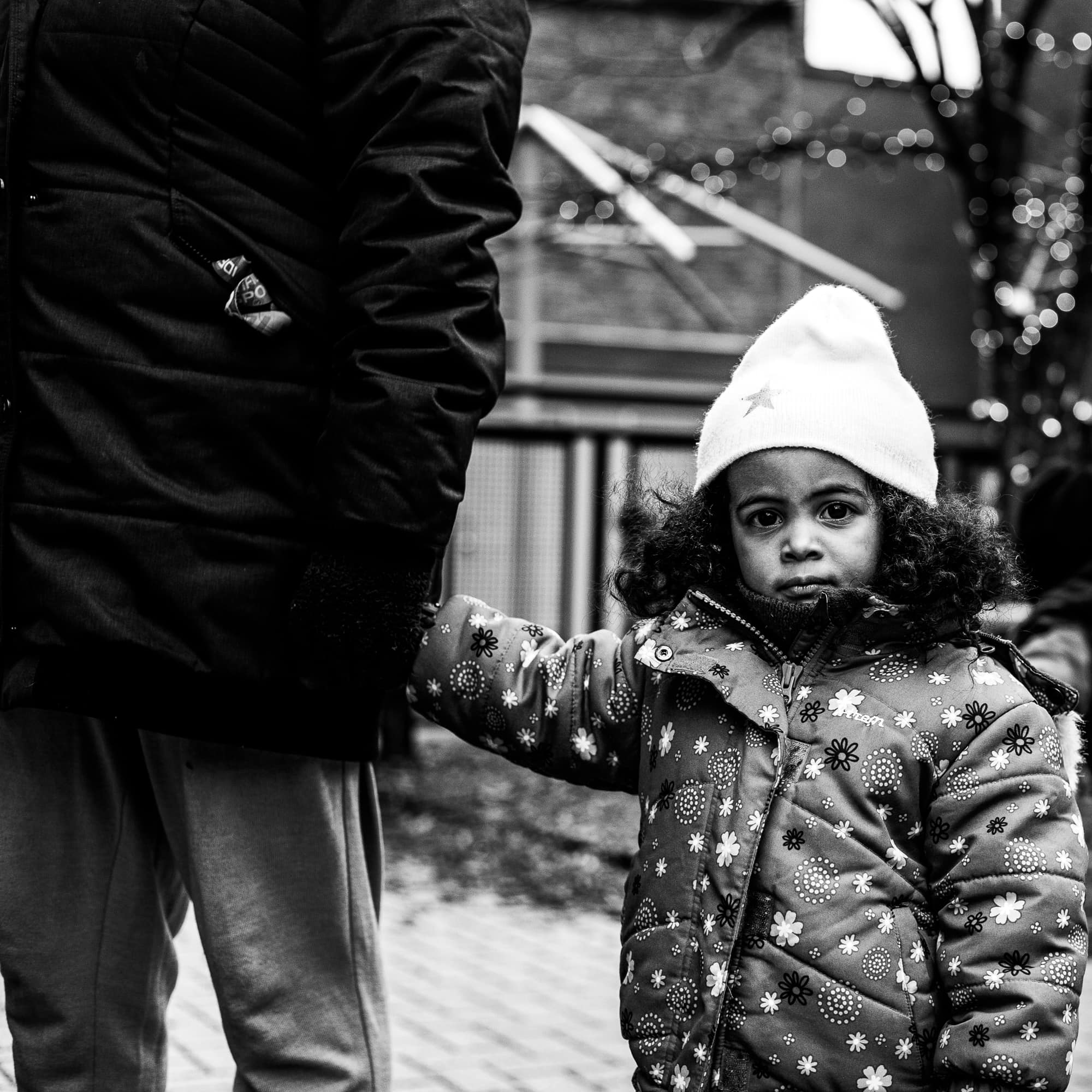 petite fille regardant la caméra, noir et blanc