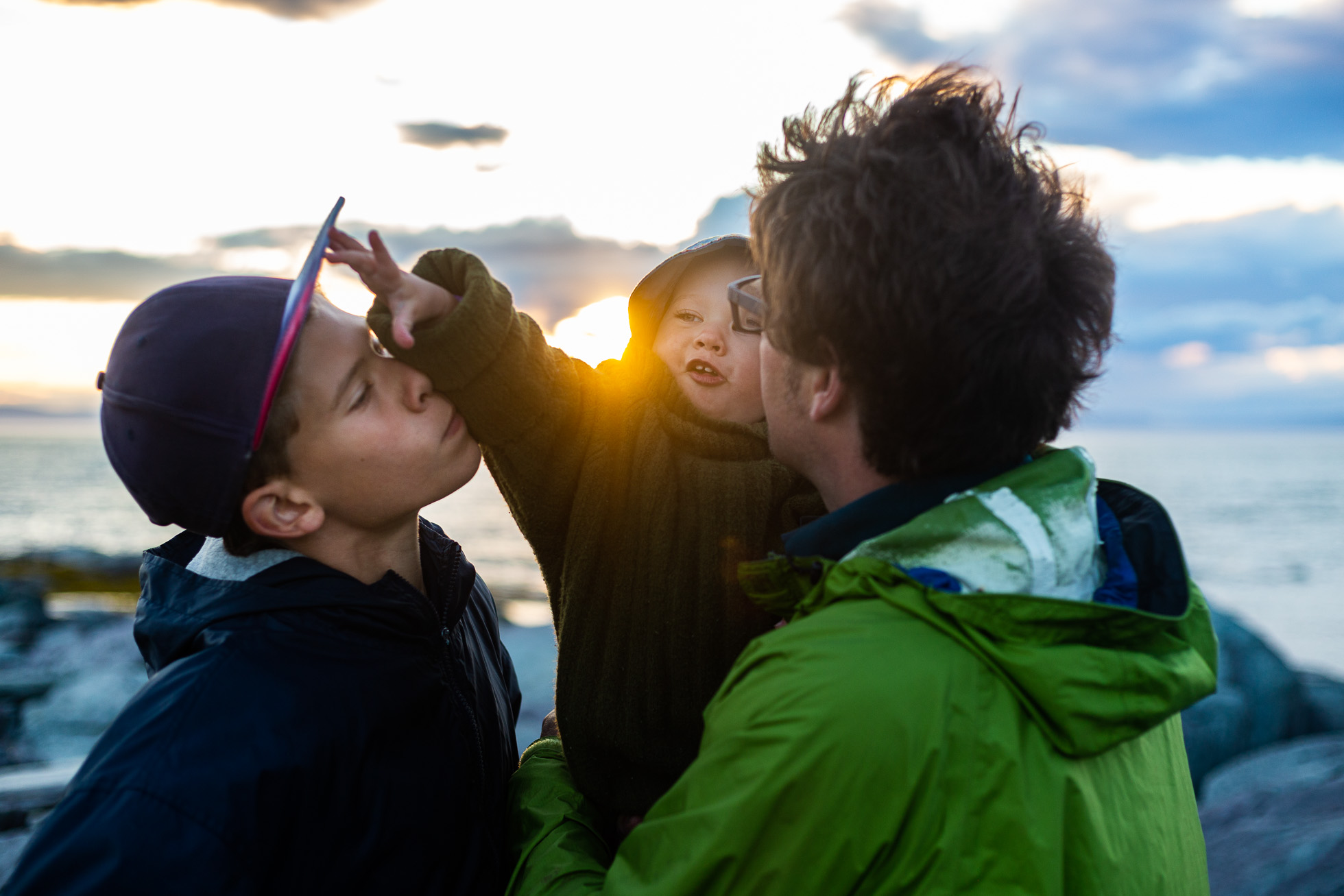 Bébé poussant son grand frère-AnoukGPhotos-Photographe-Montreal-Famille
